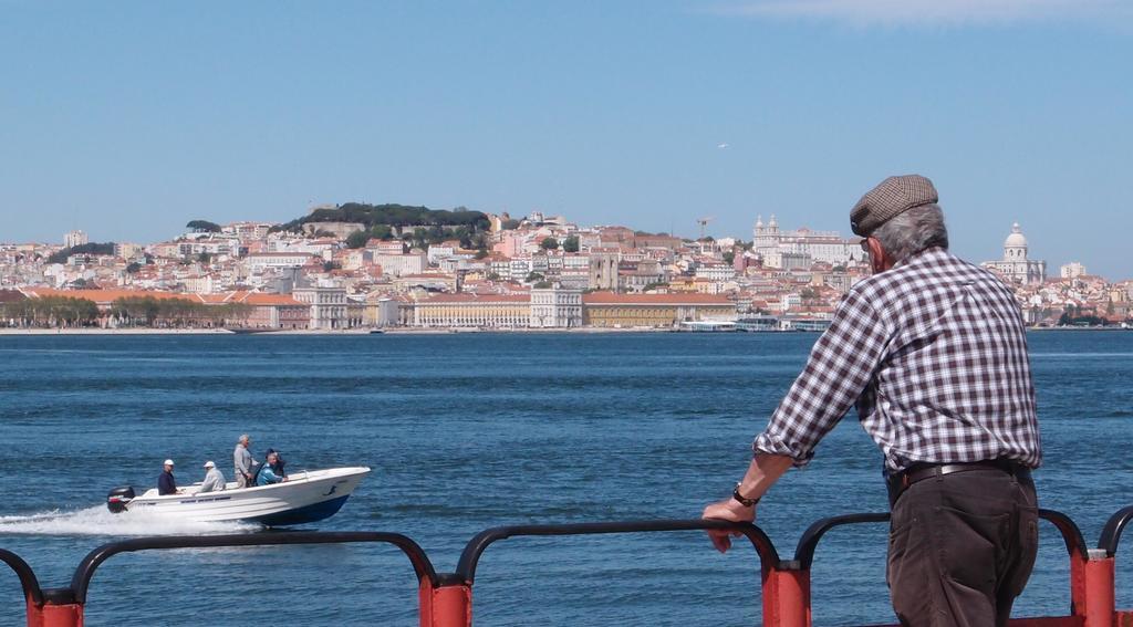 Cacilhas Guest Apartments Almada Bagian luar foto